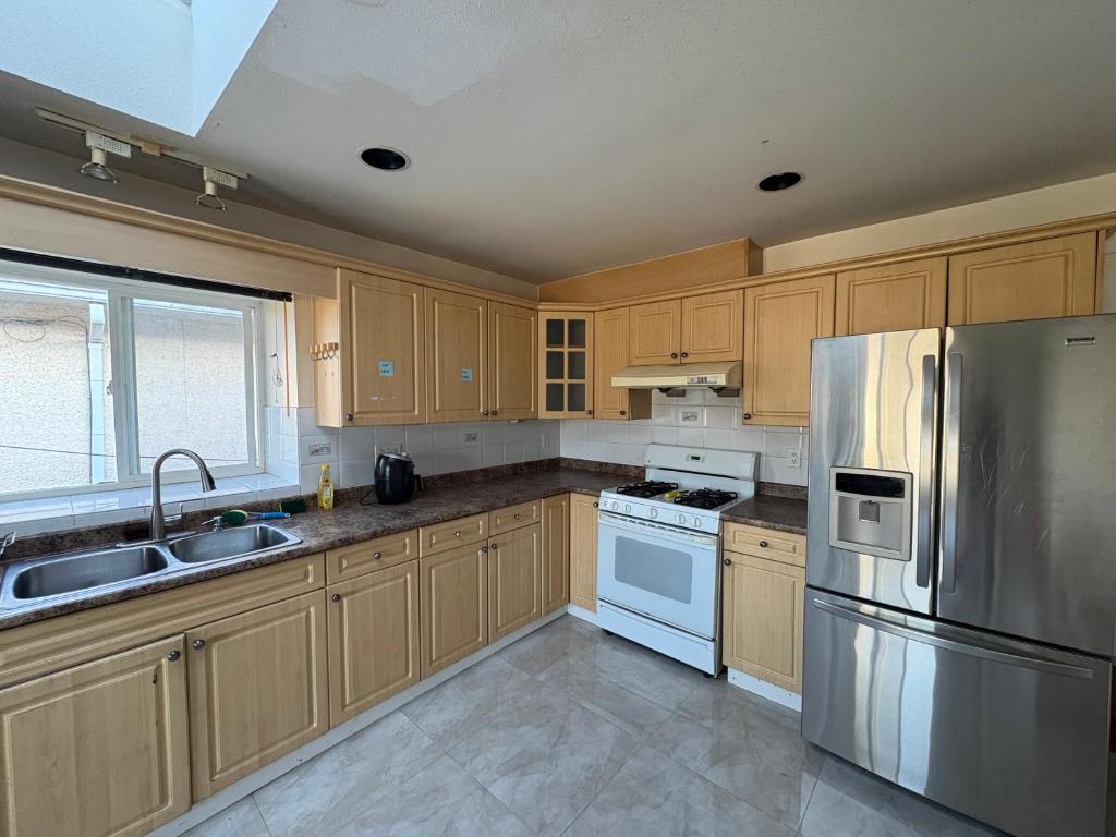 Køkken eller tekøkken på Vancouver Guest House - Airport & Downtown 15 Min - Free Parking & Fast Wi-Fi