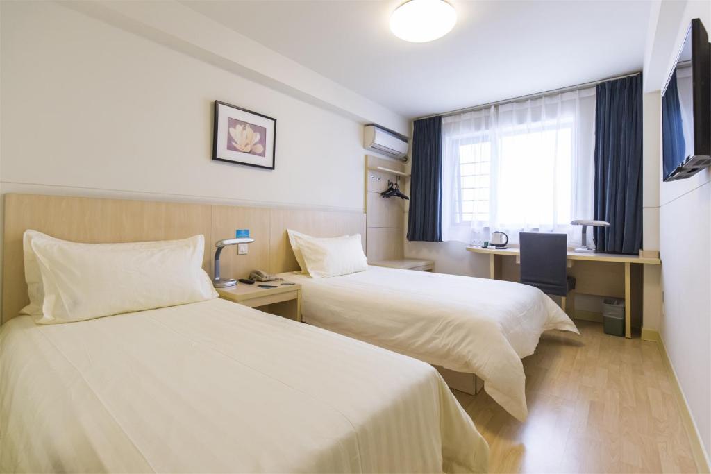 Postel nebo postele na pokoji v ubytování Magnolia Business Hotel Shenzhen Diwang Plaza Old Street