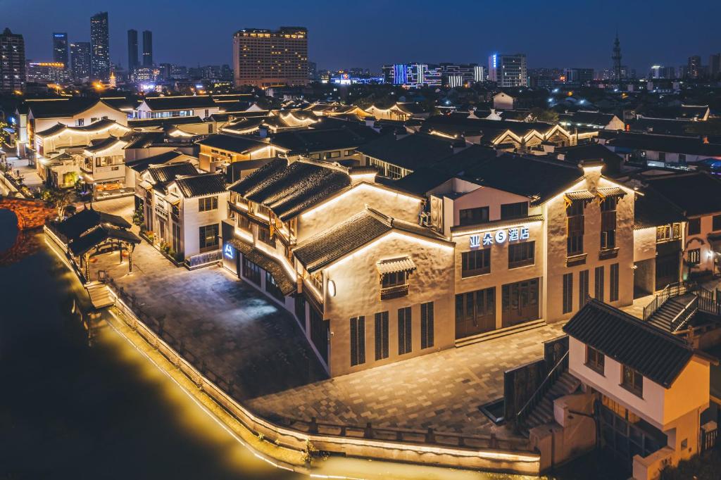 Atour S Hotel Wuxi Nanchang Street في ووشي: إطلالة علوية على مبنى في خلفية المدينة