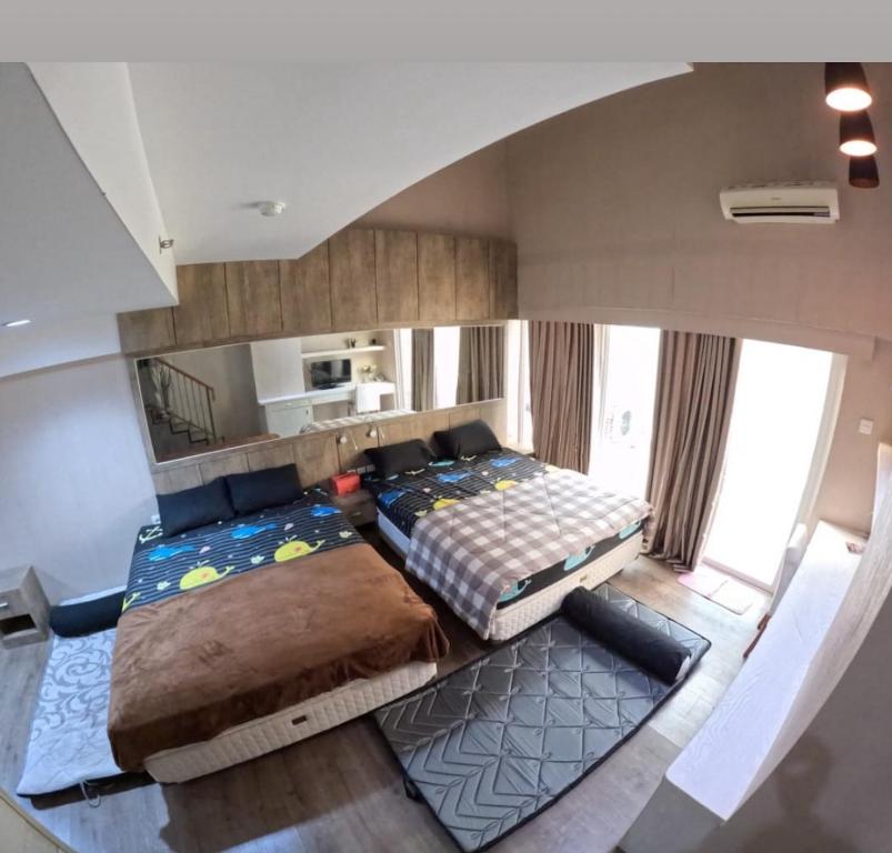 SeturanStudentpark Apartmen By Jia Room的带两张床的卧室的俯视图
