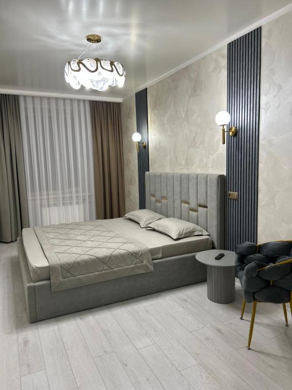 Ένα ή περισσότερα κρεβάτια σε δωμάτιο στο VIP квартира гостиничного типа Jana Qala