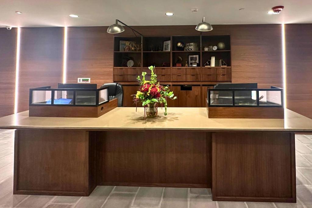 Clarion Hotel Rock Springs-Green River في روك سبرينغز: مطبخ مع كونتر مع إناء من الزهور