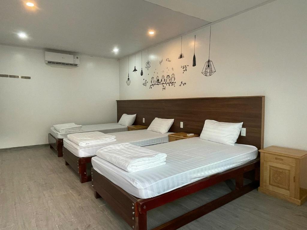 una habitación con dos camas en una habitación en Chillin' House, en Cat Ba