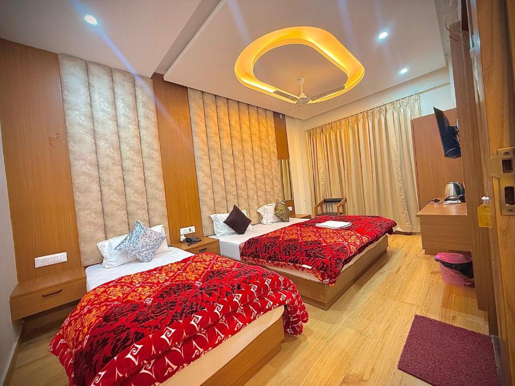 Ένα ή περισσότερα κρεβάτια σε δωμάτιο στο The Kridha Palace