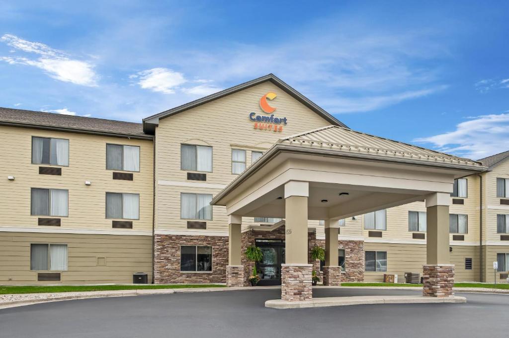 Comfort Suites Grandville - Grand Rapids SW في غراندفيل: اطلالة امامية على فندق له مدخل مسور