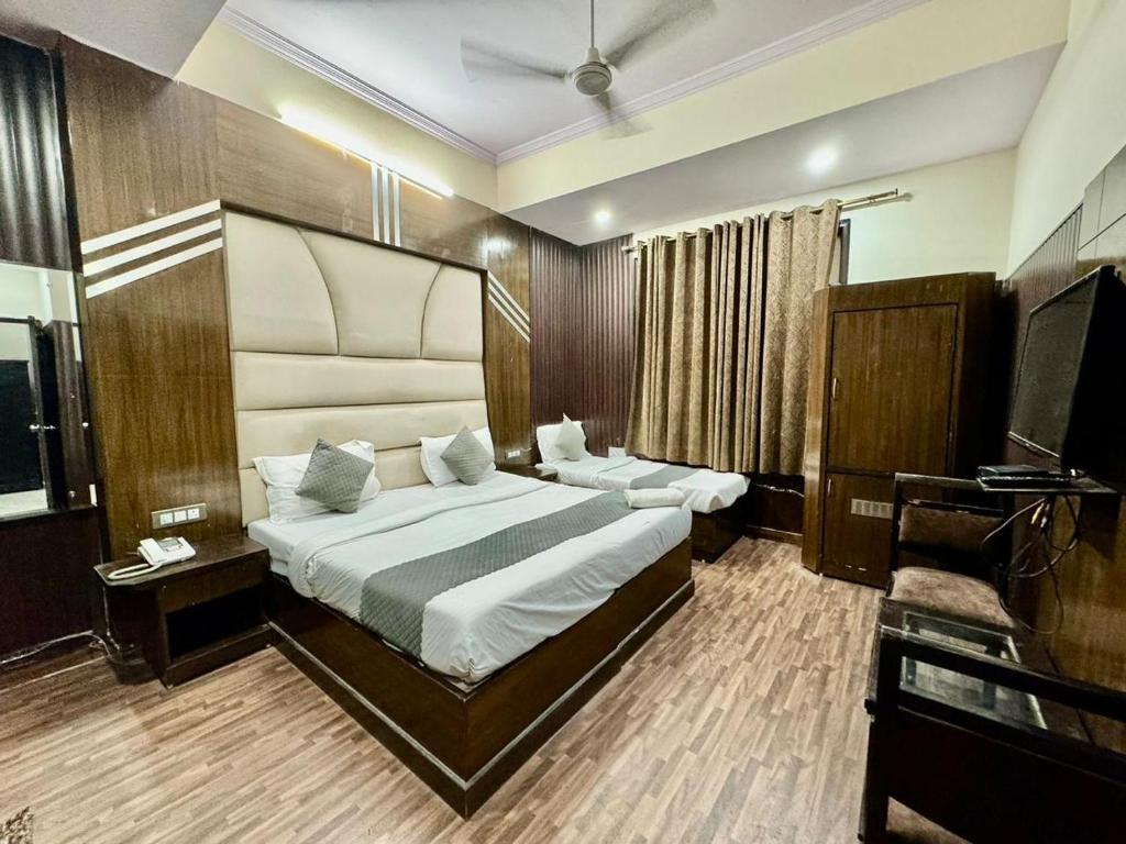 Postel nebo postele na pokoji v ubytování Hotel Radiance, Karol Bagh, New Delhi