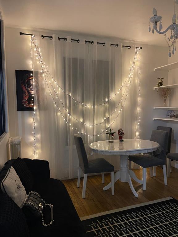 Χώρος καθιστικού στο Charmant Perret centre-ville 2 chambres idéales