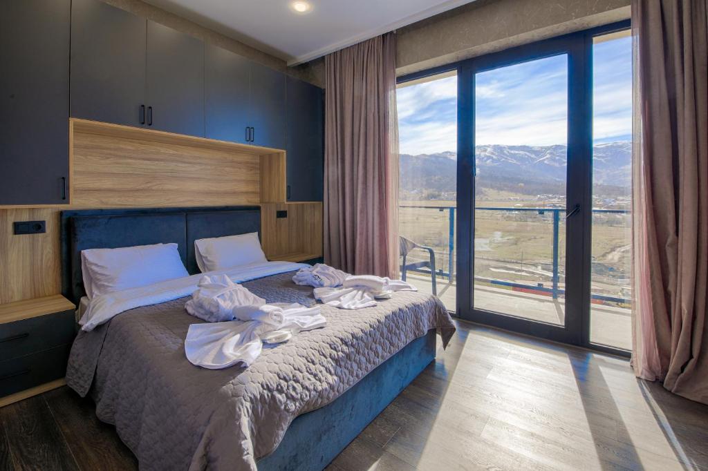 Babex Panorama في باكورياني: غرفة نوم بها سرير مع مناشف عليه