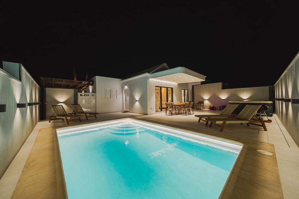 een zwembad 's nachts in een huis bij Villa Moon in Tías