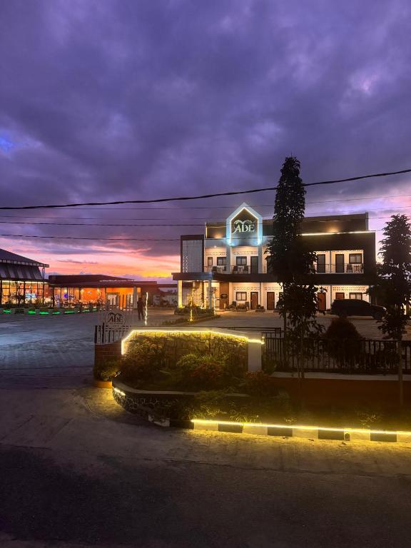 SiborongborongABE Hotel & Convention的夜间有灯的建筑