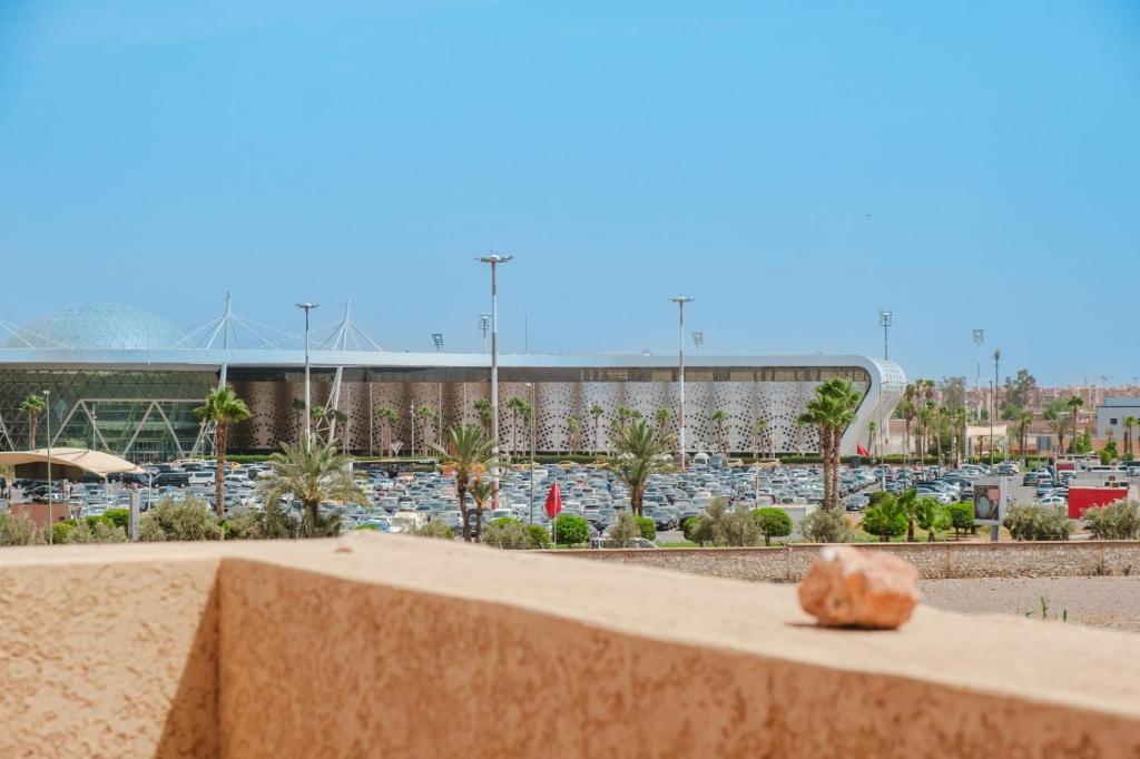 Aero Femme Hostel lit pour femme في مراكش: صخرة موضوعة على قمة جدار بالقرب من مرسى