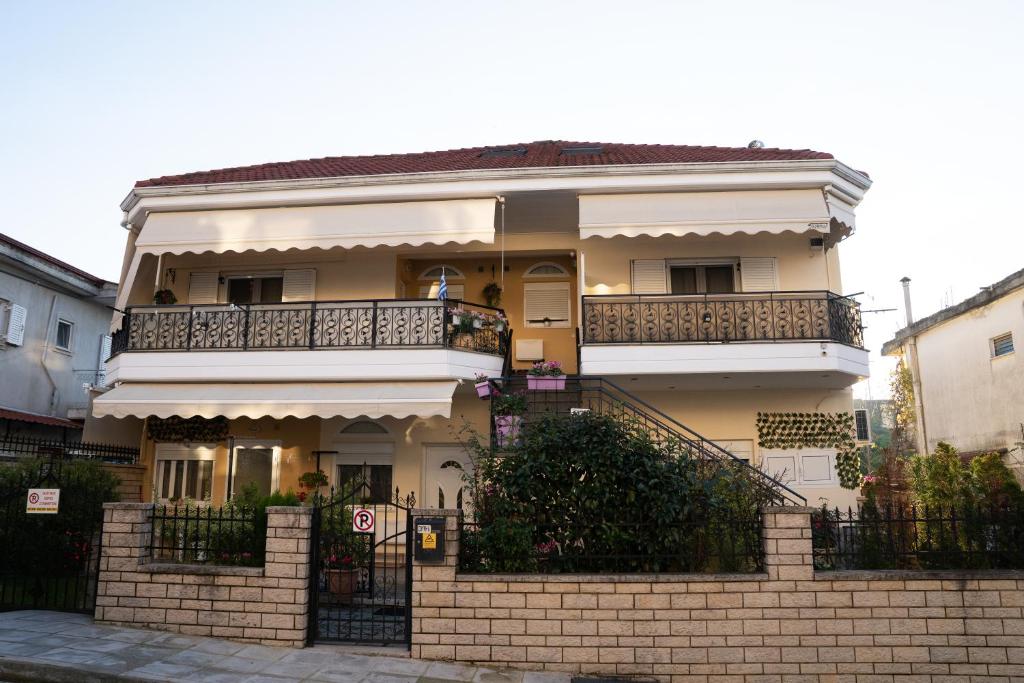 Το κτήριο όπου στεγάζεται  το διαμέρισμα