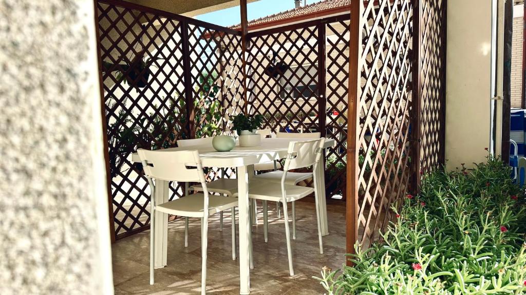 een witte tafel en stoelen op een patio bij Bilocale fronte mare - RM08 in Senigallia