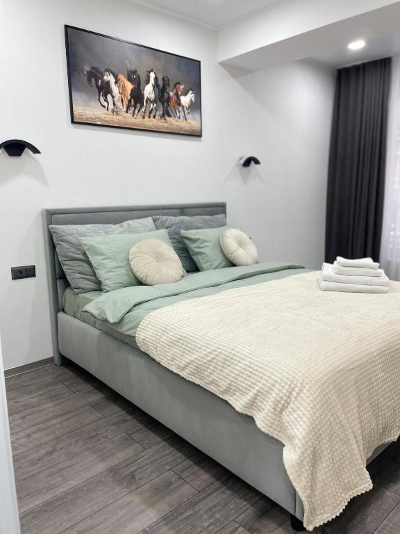 Rúm í herbergi á Modern Apartment