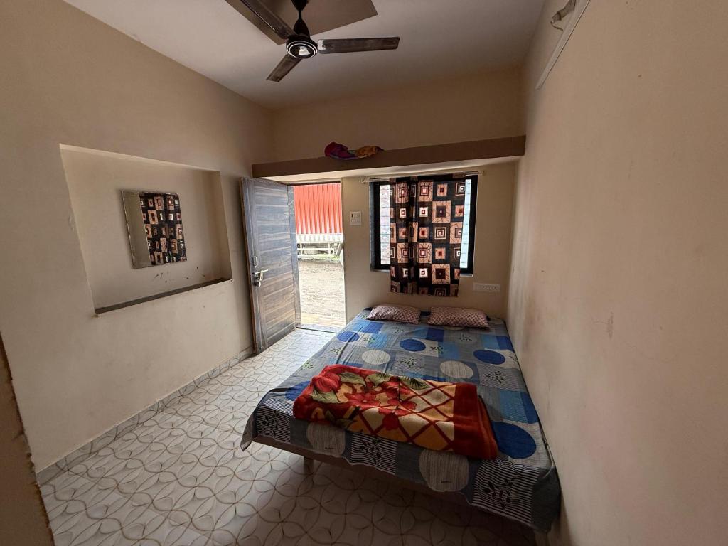 Ένα ή περισσότερα κρεβάτια σε δωμάτιο στο Hotel Chaturthi