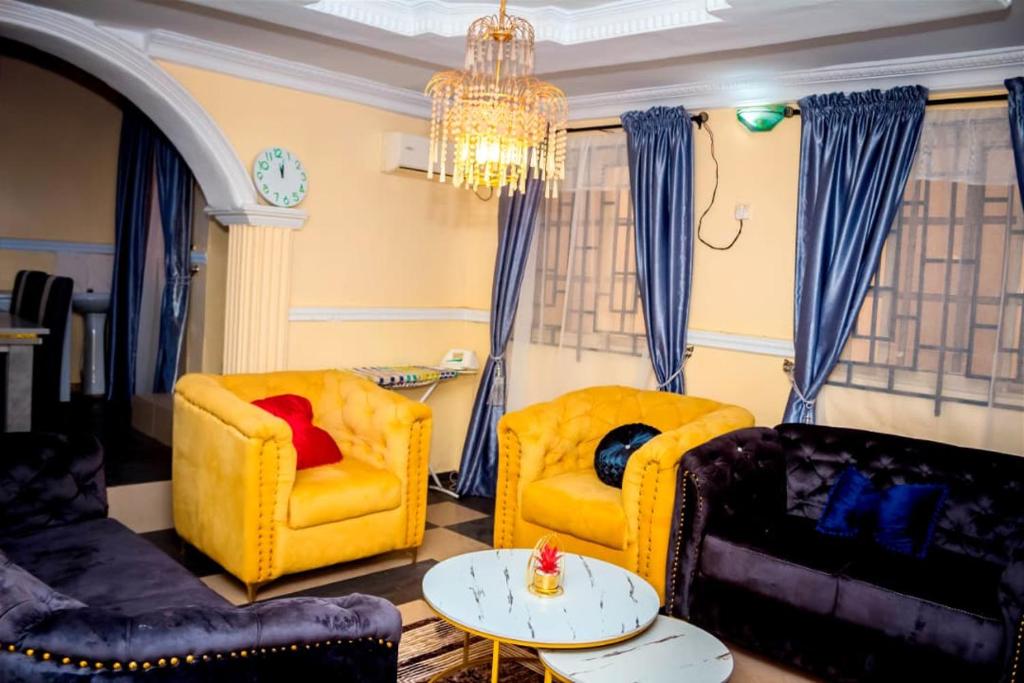 Χώρος καθιστικού στο Hill-Top Apartment