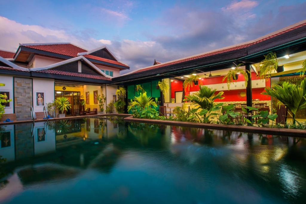 SATTA Private Pool Grill & Chill Villa في سيام ريب: منزل مع حوض سباحة أمامه