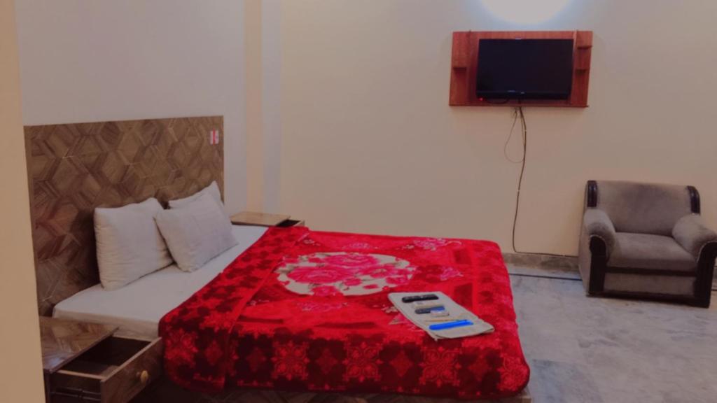 Μια τηλεόραση ή/και κέντρο ψυχαγωγίας στο Hotel Crown Plaza, Near Karachi Airport, Darul sehat Hospital, Dow, Agha khan and Liaqat Hospital