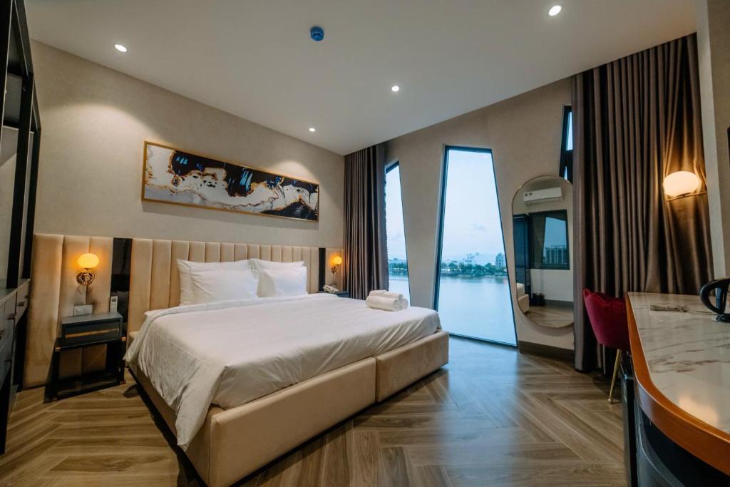Кровать или кровати в номере La Beaute Hotel - Quy Nhơn