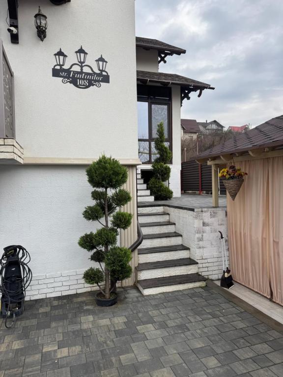 Villa في Gidignitsy: منزل امامه درج وشجر