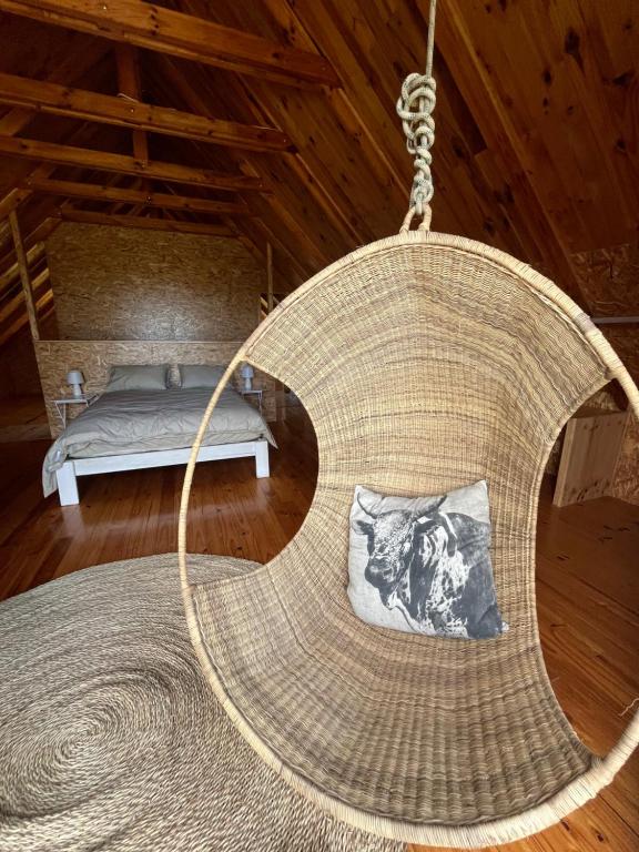 un'altalena in rattan in una stanza con un letto di Unique Farm Stay a Seafield