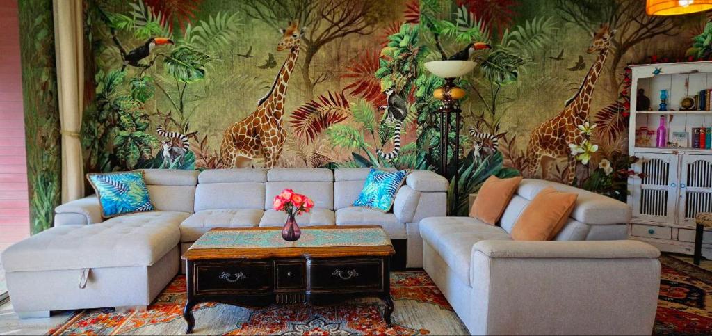 Et opholdsområde på Fairyhouse on the Lake - Next to Beach Resort with Pool & Lake in Heart of Mandurah