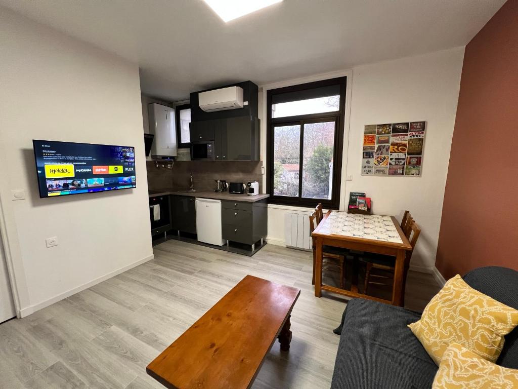 Η κουζίνα ή μικρή κουζίνα στο T2 calme - clim et parking privé - Abbaye aux Dames