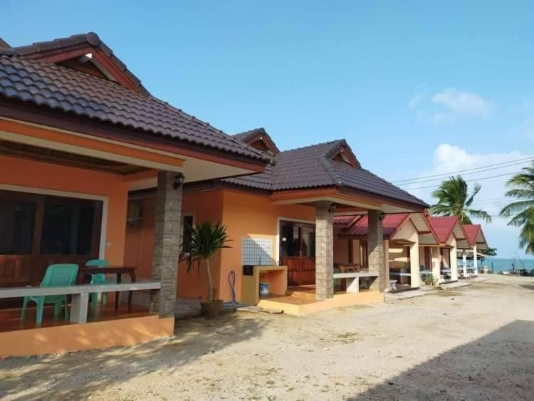 una fila di case sulla spiaggia di Thongsom Resort a Khanom