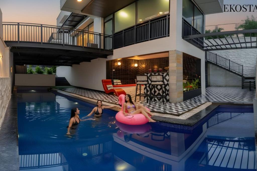 Bazén v ubytování EKOSTAY Gold - Gravity Villa nebo v jeho okolí