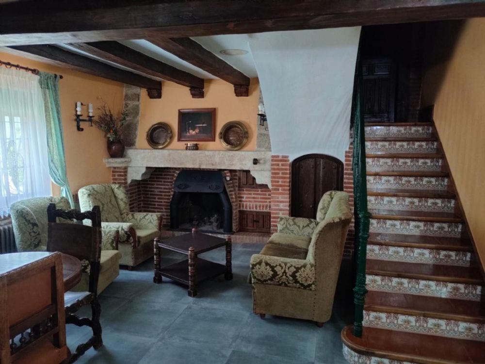 un soggiorno con sedie e un camino di Casa Rural Ivanrey a Ivanrey