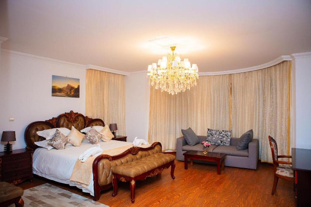 En eller flere senge i et værelse på Golden Palm Boutique Hotel