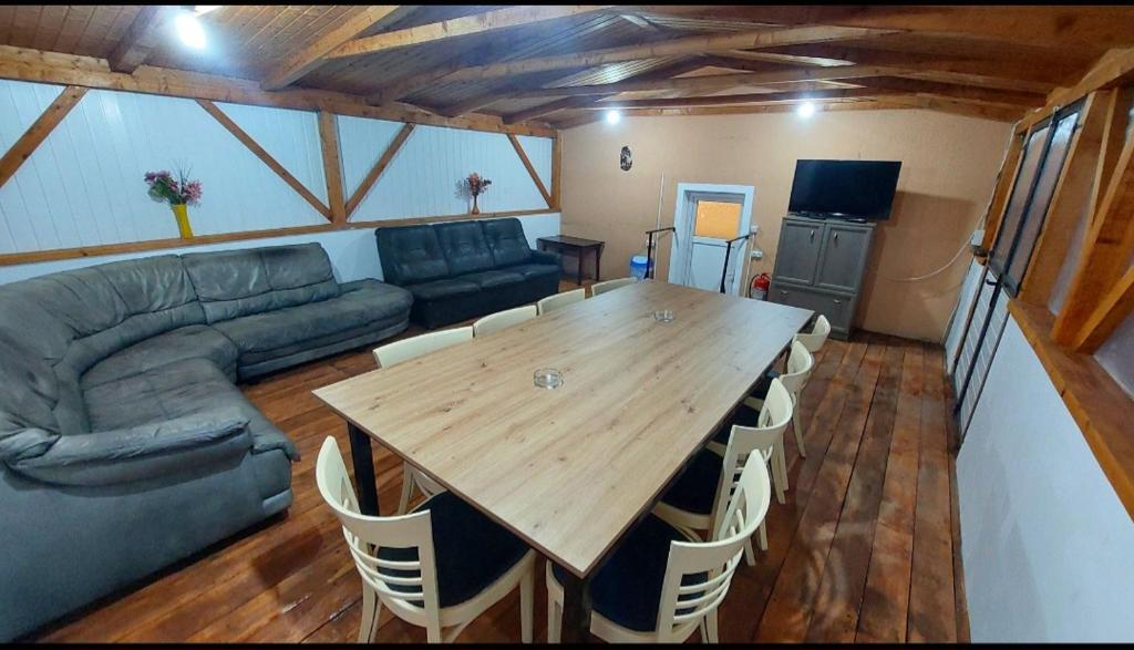 un soggiorno con un tavolo di legno e un divano di Cabana Lunca a Lunca Ampoiţei