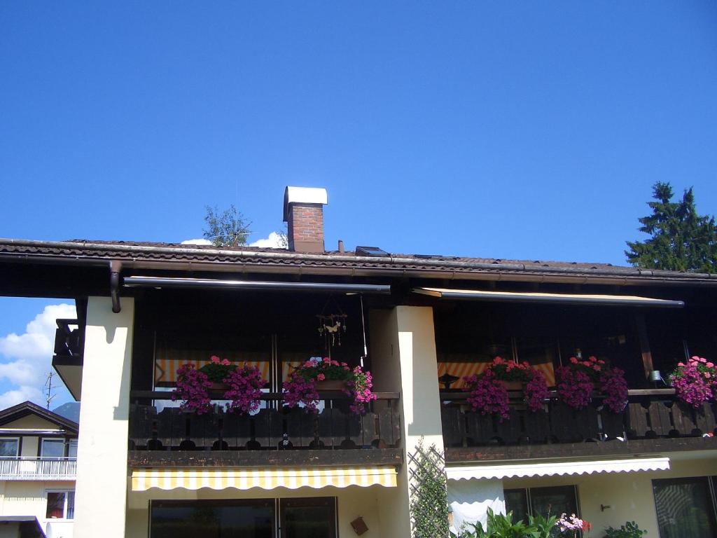 een gebouw met bloembakken op het balkon bij Ferienwohnung Franziska 2 in Garmisch-Partenkirchen