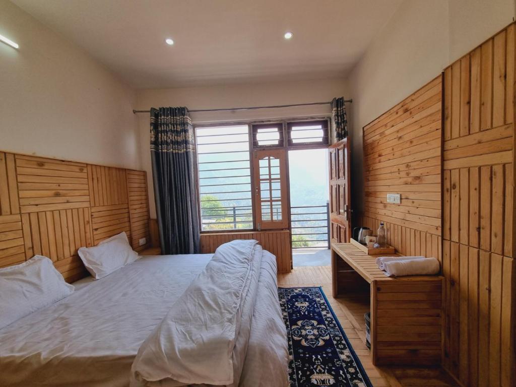 Ένα ή περισσότερα κρεβάτια σε δωμάτιο στο Dalhousie Hideaway4BR Homestay by Homeyhuts