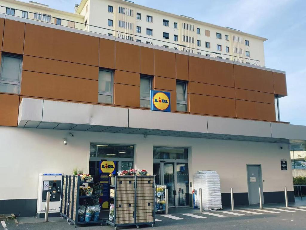 Σούπερ μάρκετ ή άλλα καταστήματα σε αυτό το διαμέρισμα ή εκεί κοντά