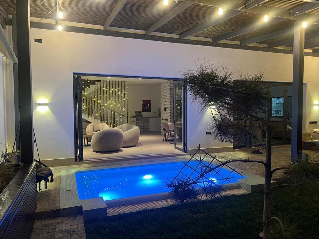 Bazén v ubytování Hi-Tech Oasis Loft Villa with Outdoor Jacuzzi nebo v jeho okolí