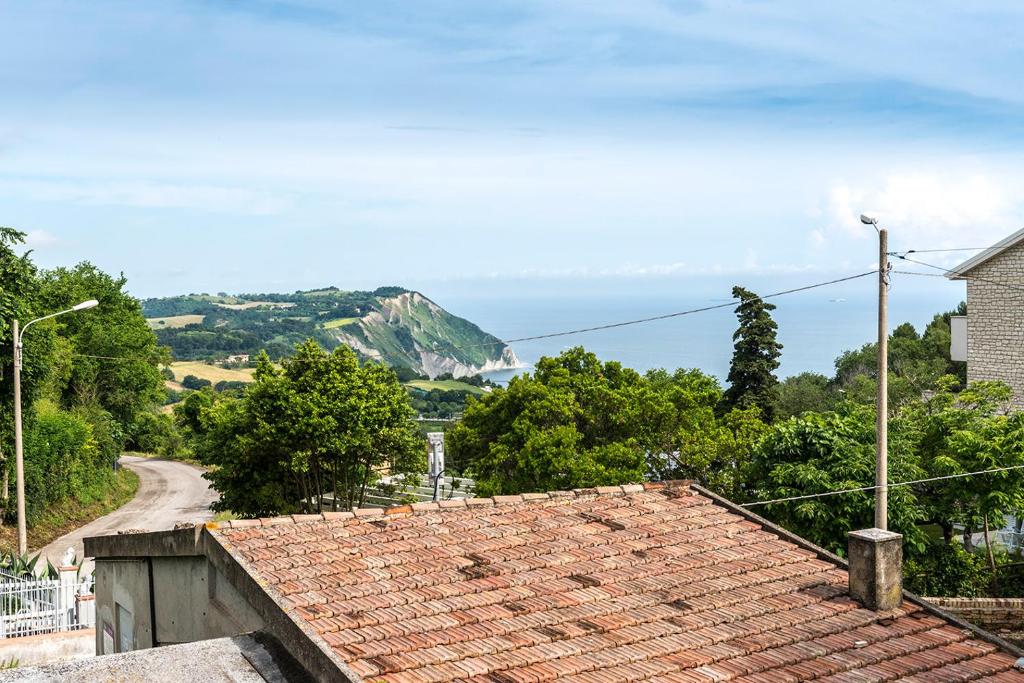 a view of the ocean from the roof of a house at A28 - Poggio, trilocale vista mare in Ancona