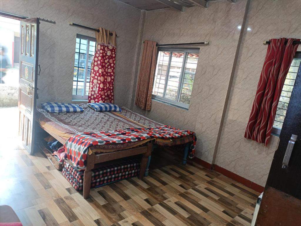 Parvati Niwas Homestay -5 Mins walking frm Revdanda Beach & Fort -Free Wifi في آليباغ: غرفة نوم بها سرير في الغرفة