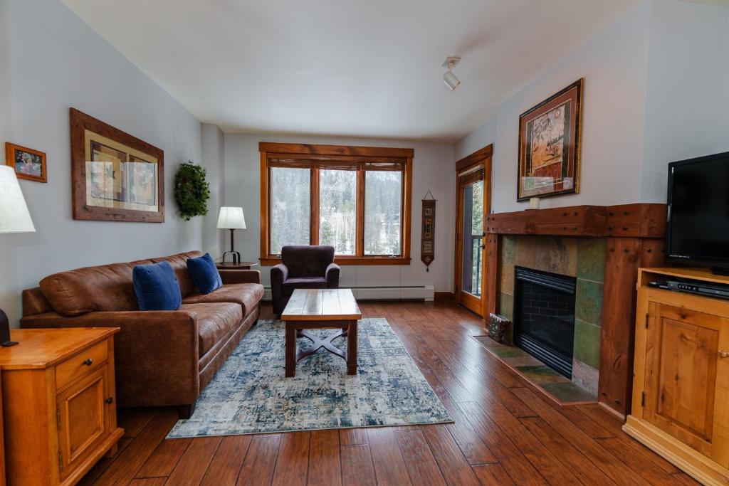 ein Wohnzimmer mit Sofa und Kamin in der Unterkunft 8858 The Springs Condo in Keystone