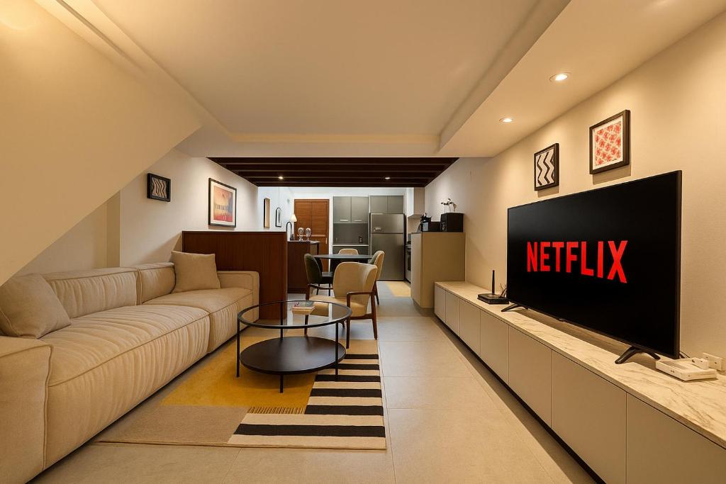 Et tv og/eller underholdning på ModernSpacious-5 Min Walk BTS Ploenchit-Central World