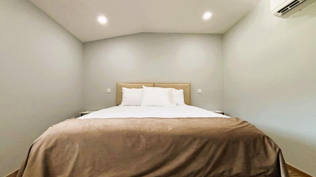 ein Schlafzimmer mit einem großen Bett mit weißer Bettwäsche in der Unterkunft Casa da Moura - Arcos de Valdevez in Arcos de Valdevez