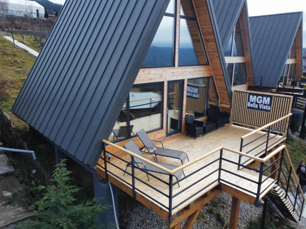 eine Draufsicht auf ein Haus mit einer Terrasse in der Unterkunft MGM BellaVista in Jieţ