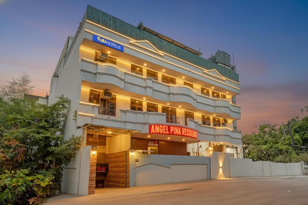 Un gran edificio blanco con un cartel en él. en Via Angel Pink Residency, en Ghaziabad