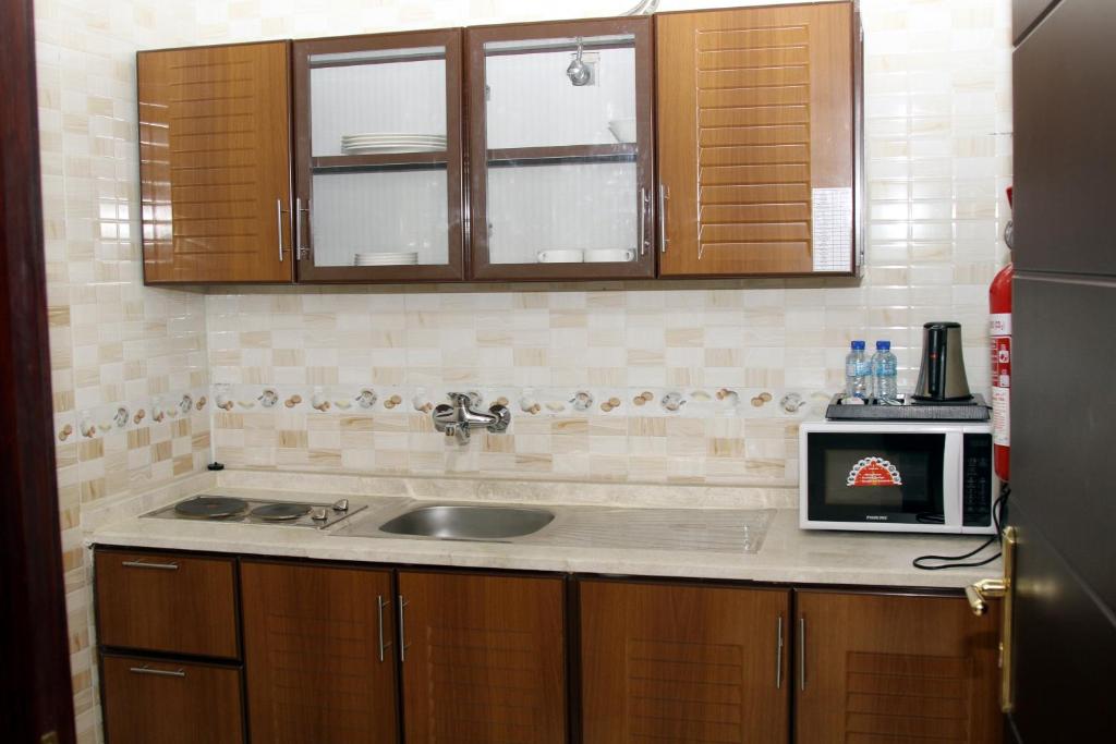 Kuchyň nebo kuchyňský kout v ubytování Dar Al Khaleej Hotel Apartments