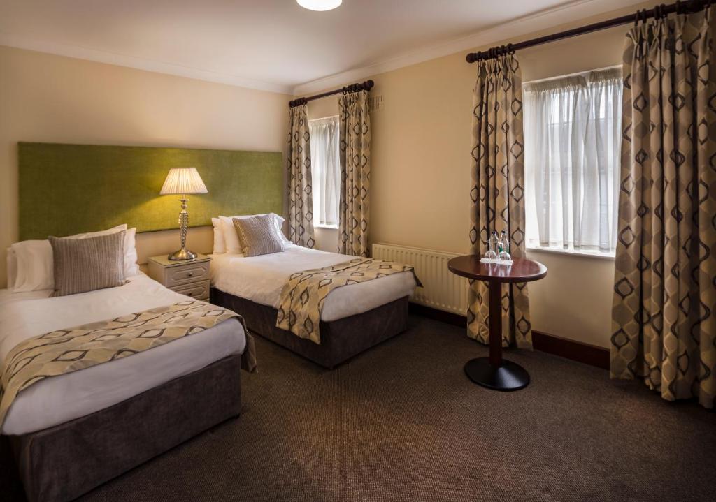 Postel nebo postele na pokoji v ubytování Breffni Arms Hotel