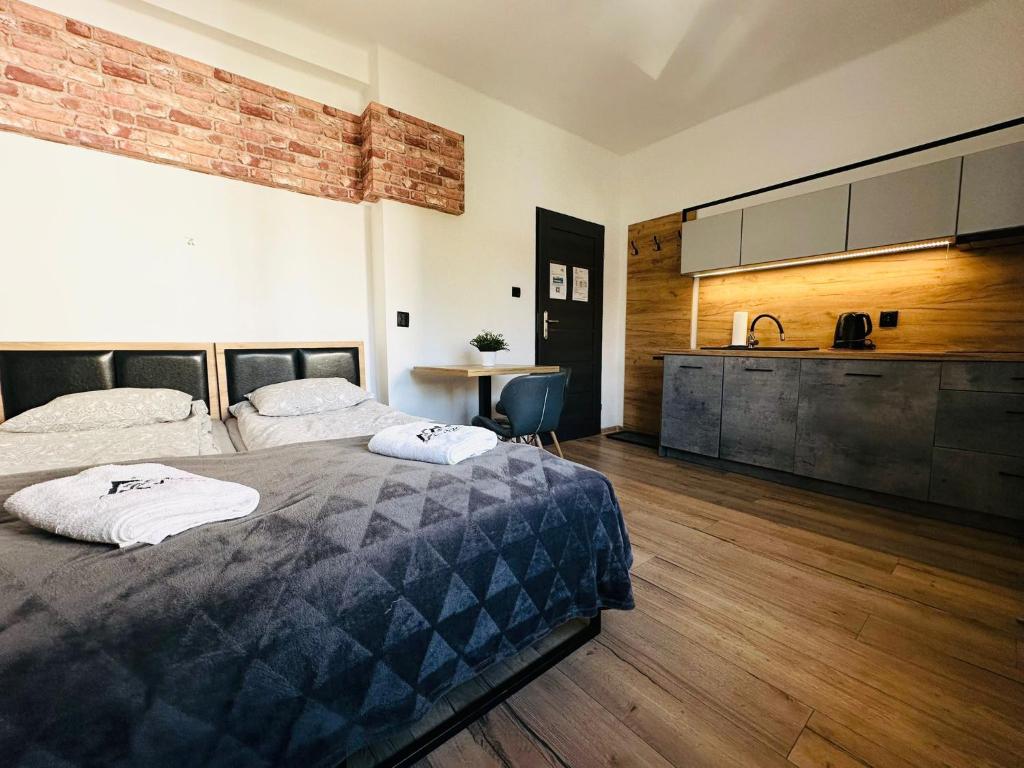 een slaapkamer met een groot bed en een keuken bij Apartament Gór-SKI in Wisła