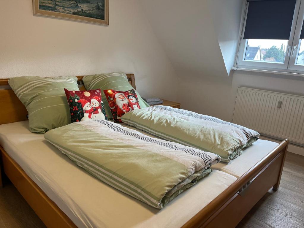 Giường trong phòng chung tại Beishan Apartment Dachgeschoss