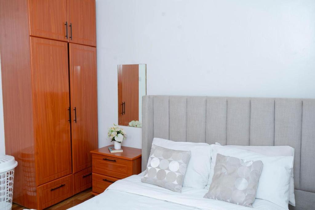 Nawii BNB في إلدوريت: غرفة نوم بها سرير مع ملاءات ووسائد بيضاء