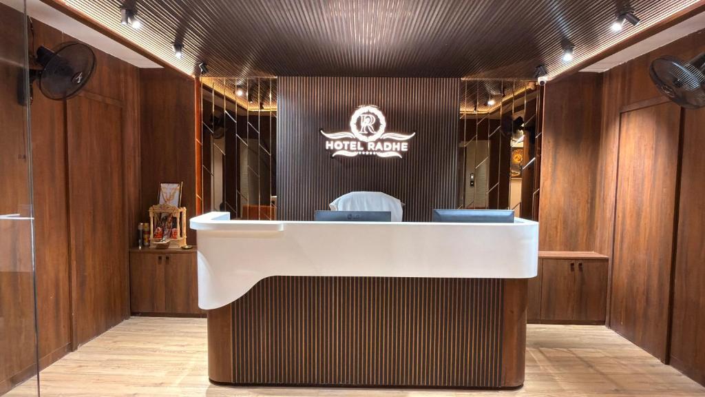 ジュナーガドにあるHotel Radheの壁に看板のあるレストランのバー