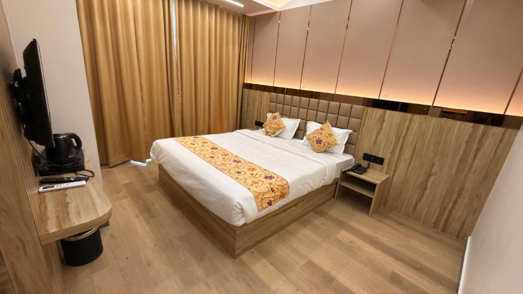 Ένα ή περισσότερα κρεβάτια σε δωμάτιο στο Hotel Radhe